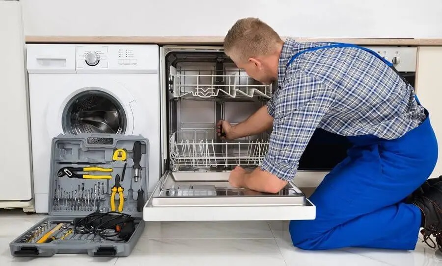 Kaynaşlı Gorenje servisi teknisyen ekibi beyaz eşya tamiri yaparken